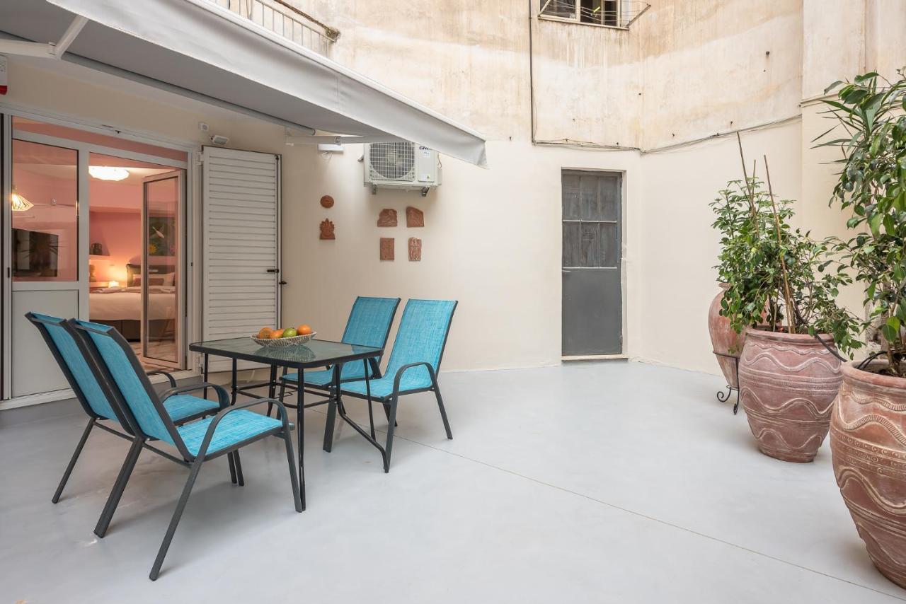 The Courtyard Oasis Apartment เอเธนส์ ภายนอก รูปภาพ