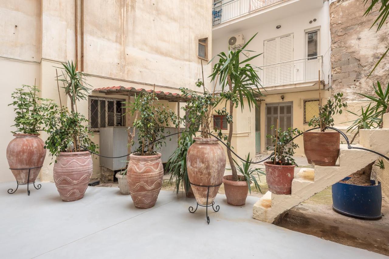 The Courtyard Oasis Apartment เอเธนส์ ภายนอก รูปภาพ