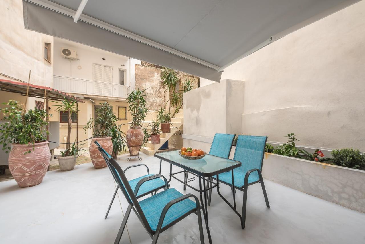 The Courtyard Oasis Apartment เอเธนส์ ภายนอก รูปภาพ