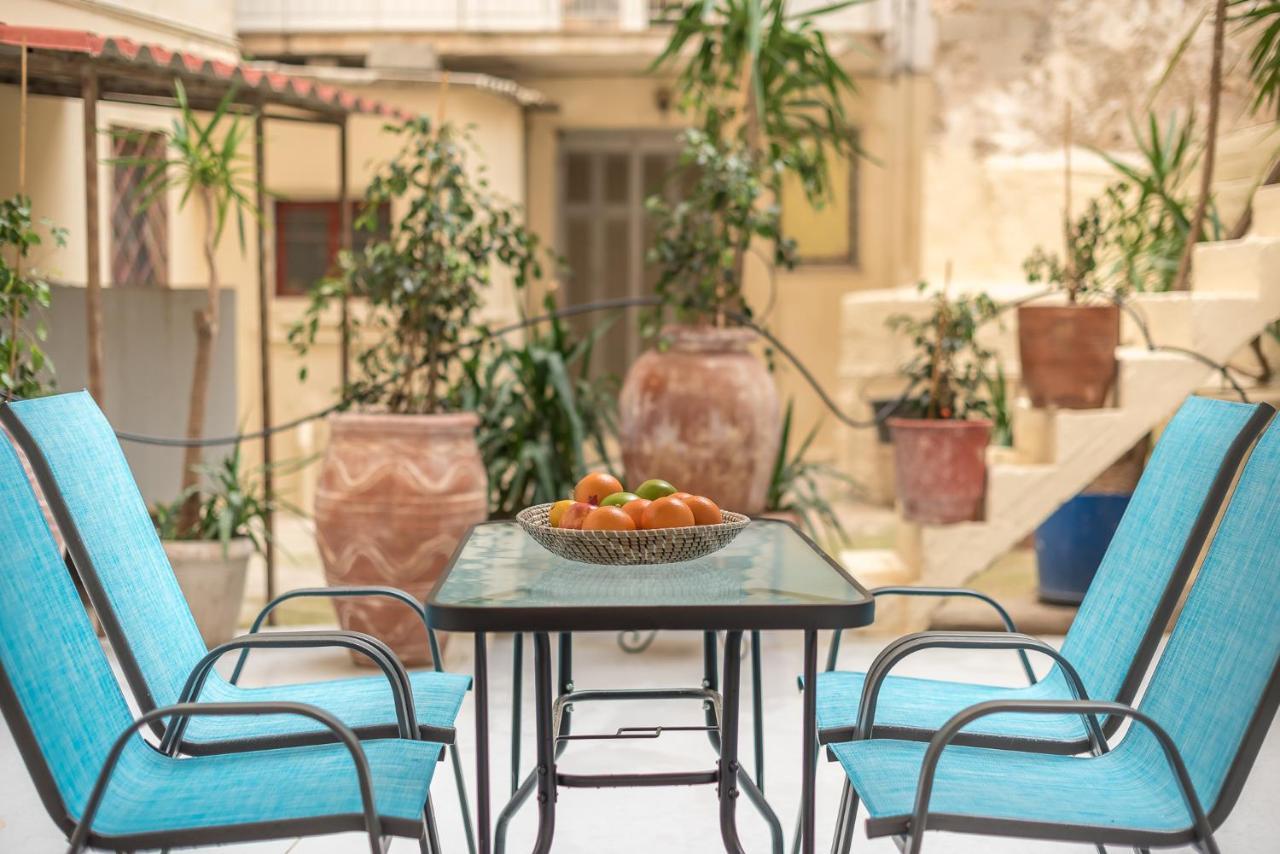 The Courtyard Oasis Apartment เอเธนส์ ภายนอก รูปภาพ